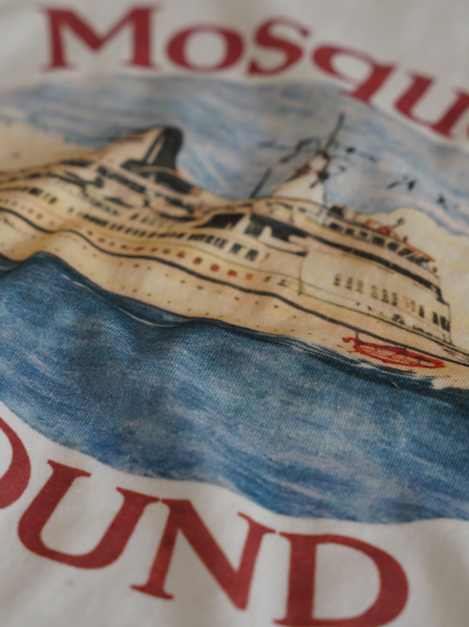 WHITE CONTRAST T-SHIRT "MOSQUETS BOUND"
