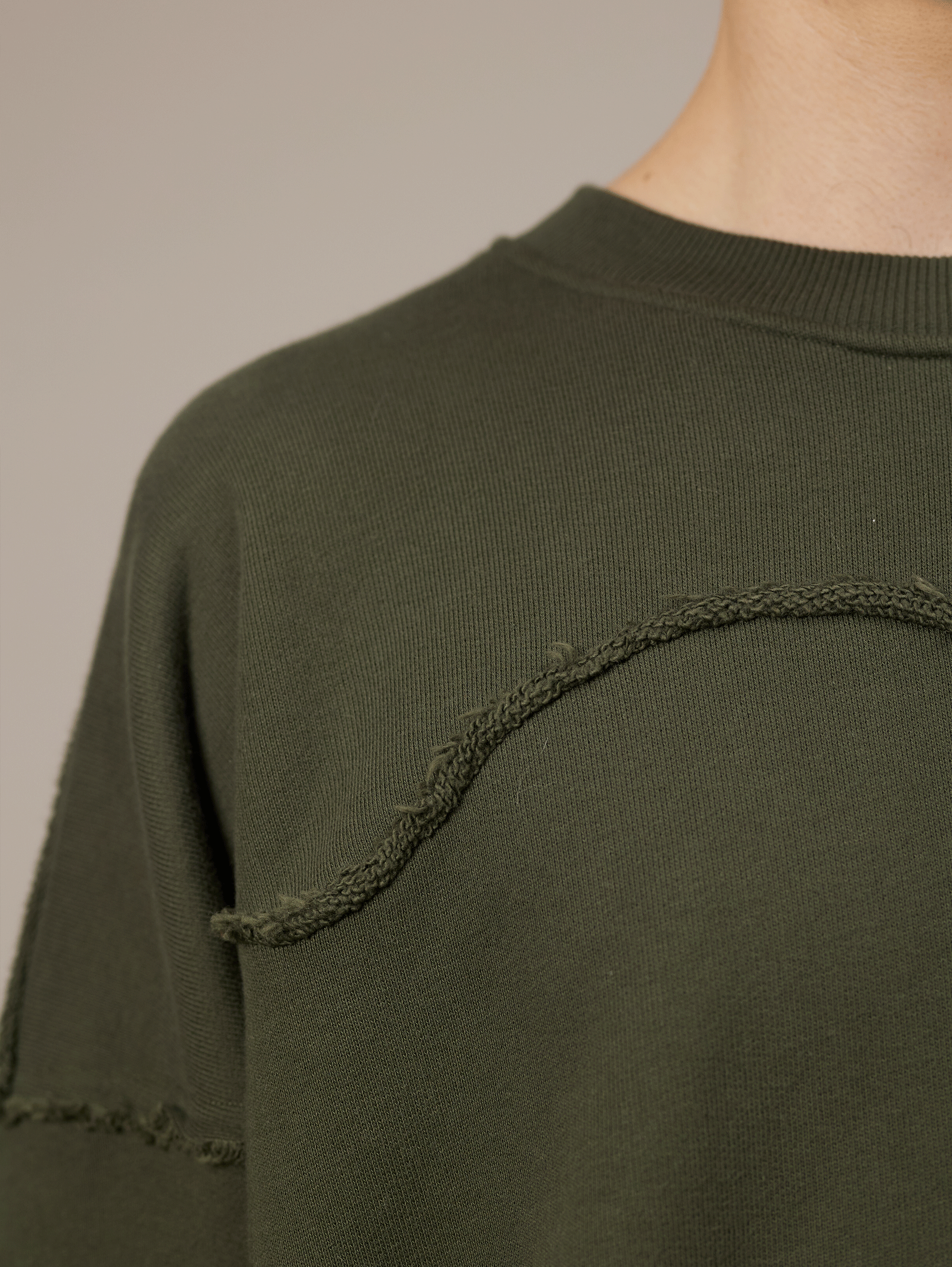 GREEN SWEATER OPEN EDGES 