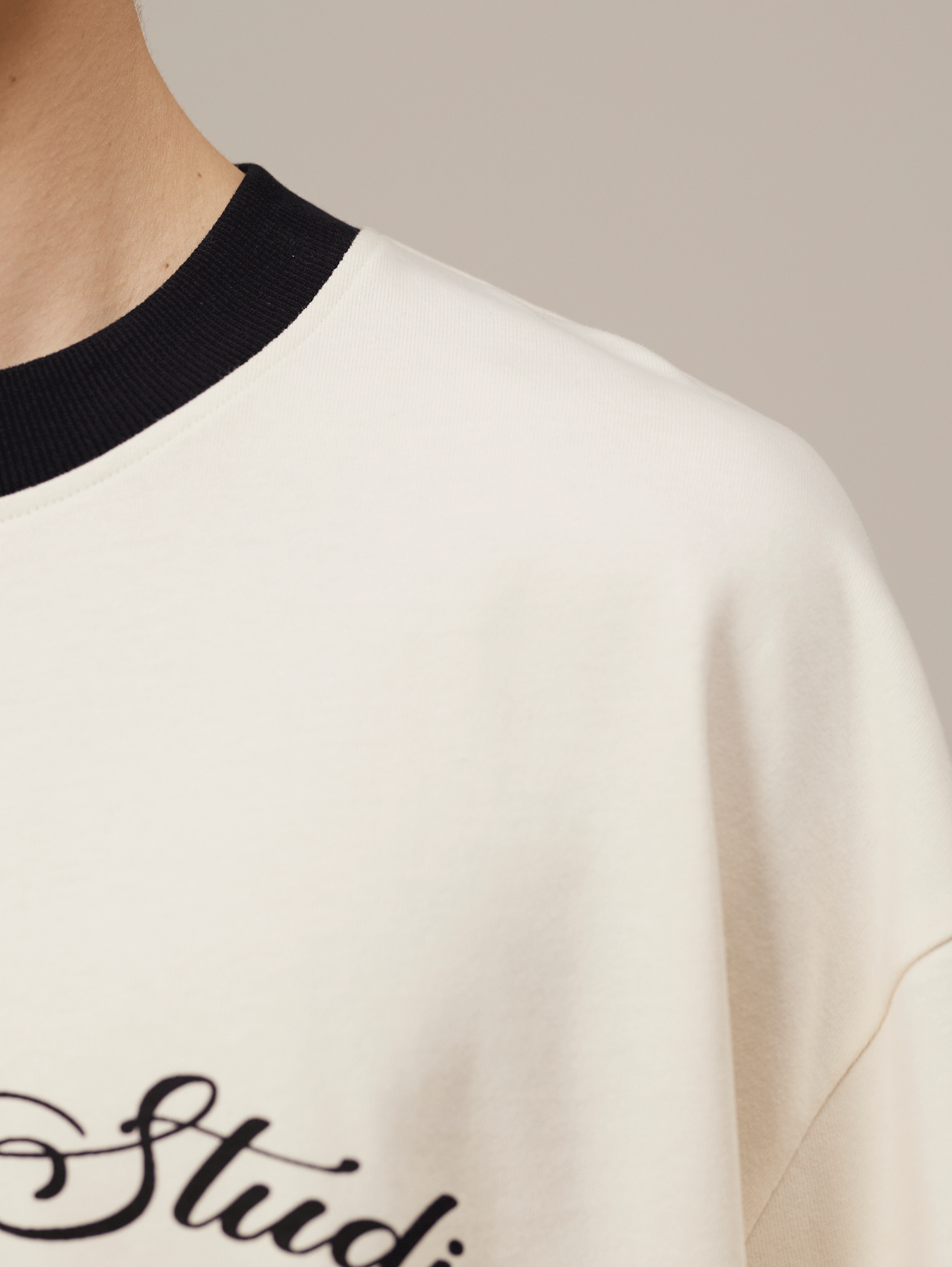 CREAM BLACK CONTRAST COLLAR T-SHIRT 