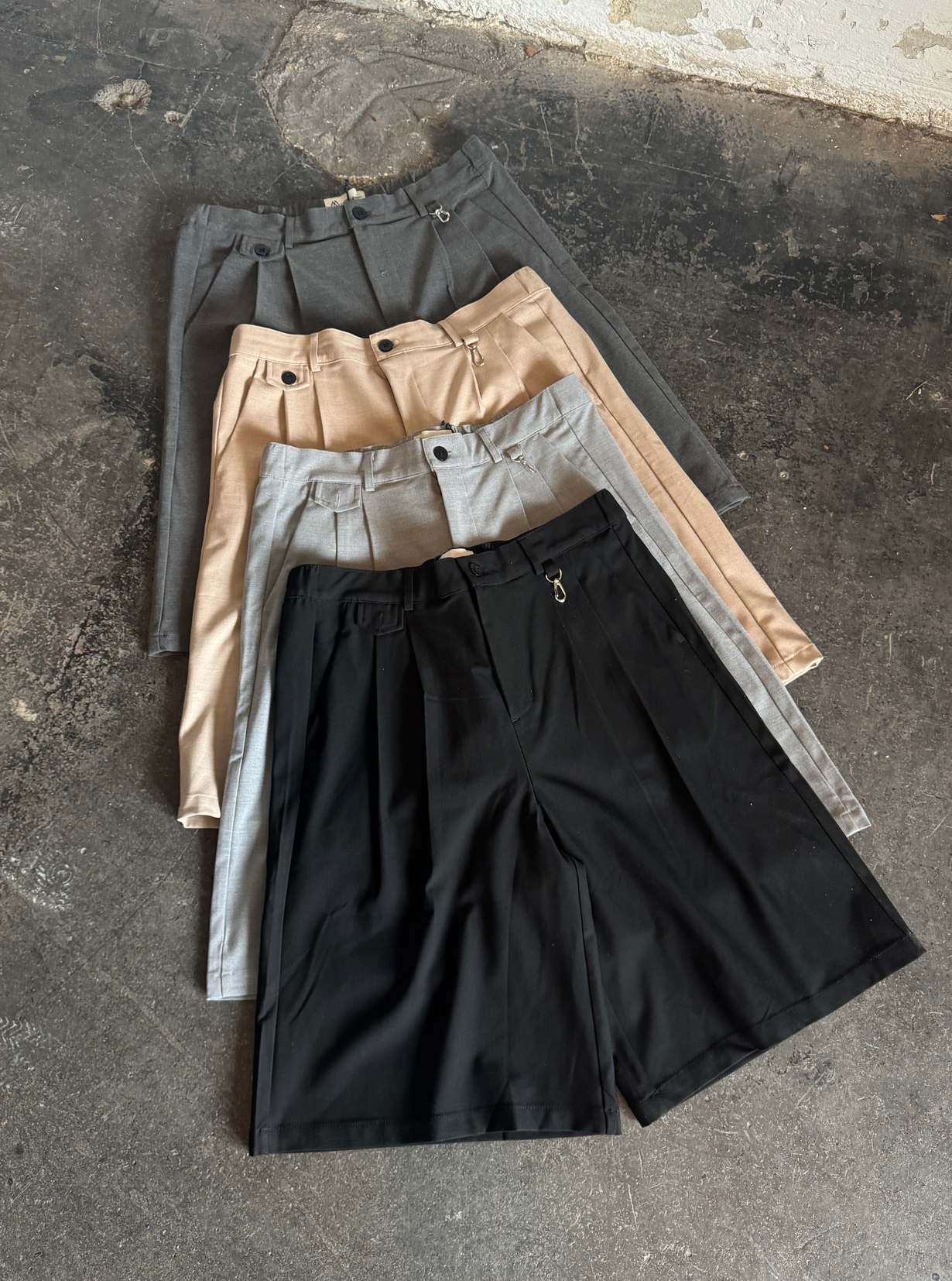 PLEATED SHORTS "BLACK"