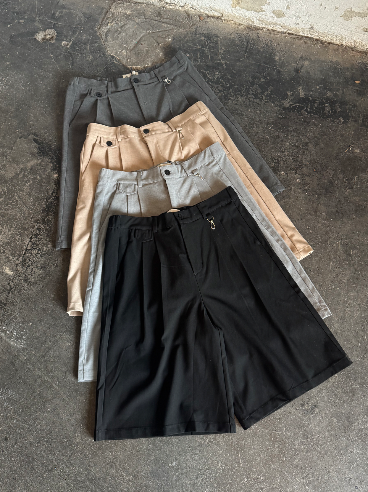 PLEATED SHORTS "BEIGE"