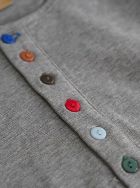 GREY MEL. HENLEY LONGSLEEVE  "COLORFUL"