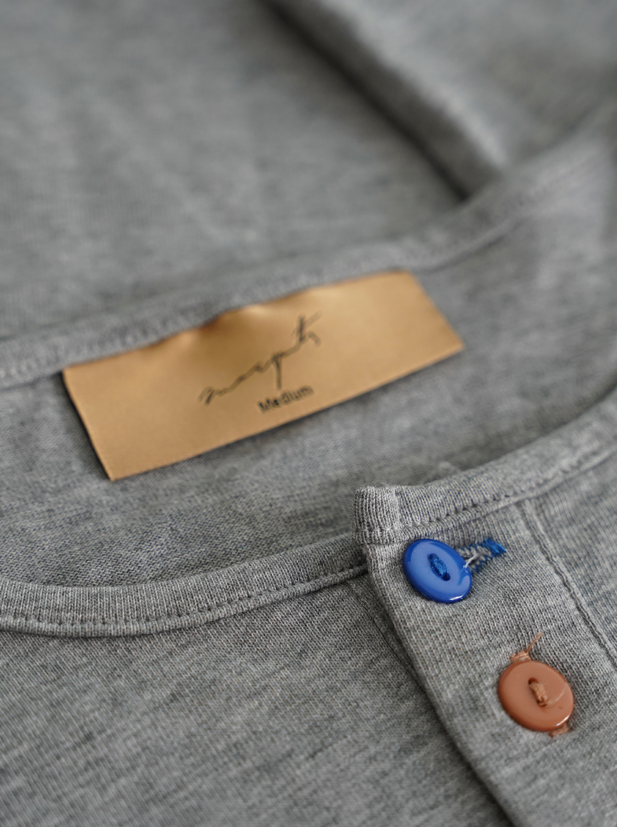 GREY MEL. HENLEY LONGSLEEVE  
