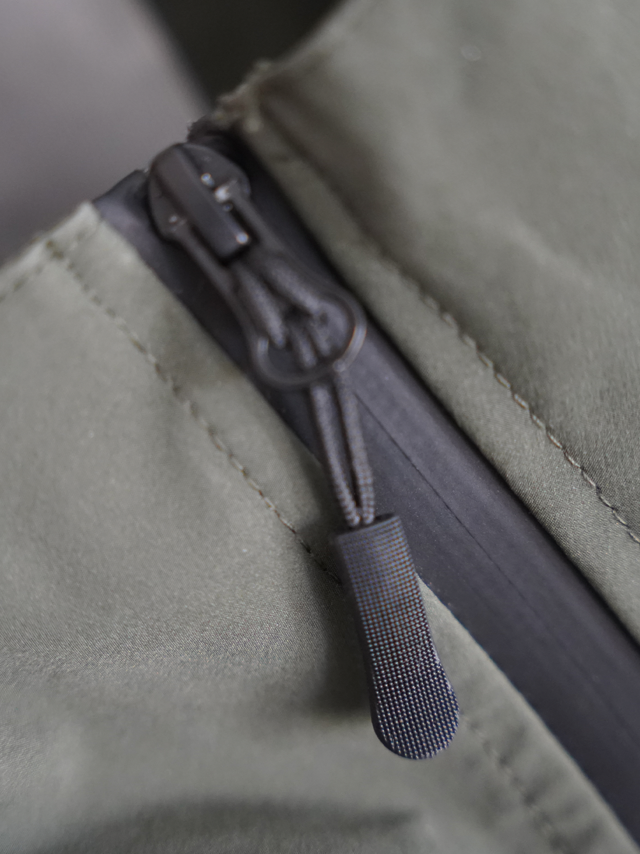OLIVE RAIN SHELL JACKET 