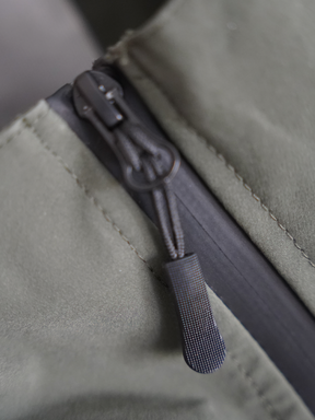 OLIVE RAIN SHELL JACKET "MOSQUETS"