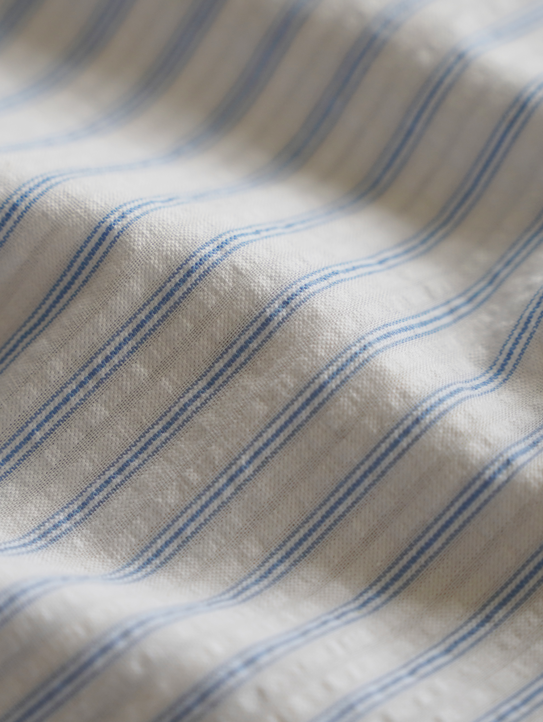 WHITE BLUE  PINSTRIPE SHIRT 