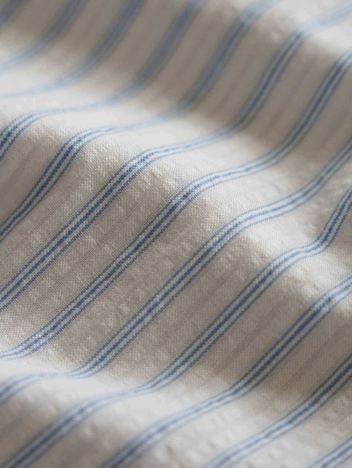 WHITE BLUE  PINSTRIPE SHIRT "M"